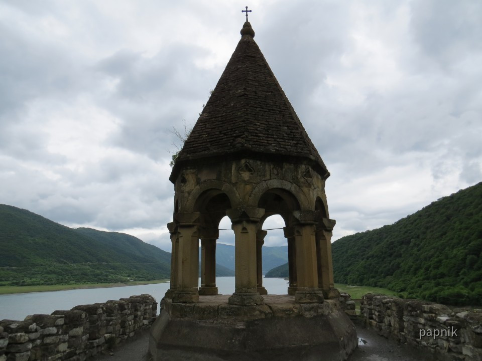 Stausee und Festung Ananuri