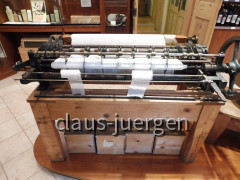 Mullbindenschneideundaufwickelmaschine