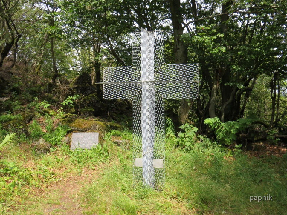 Kreuz aus dem Grenzzaum nahe der Grenze zu Thüringen