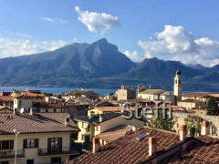 Italien Venetien Gardasee Über den Dächern von Torri del Benaco im Oktober