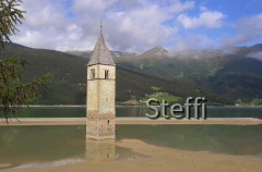 Italien Südtirol Vinschgau Reschensee mit Kirchturm Alt-Graun