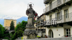 Chiavenna Statue des Heiligen Nepomuk auf der alten Brücke über der Mera