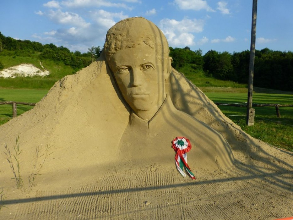 Sándor Petőfi, Sandskulptur in Tinnye, Ungarn