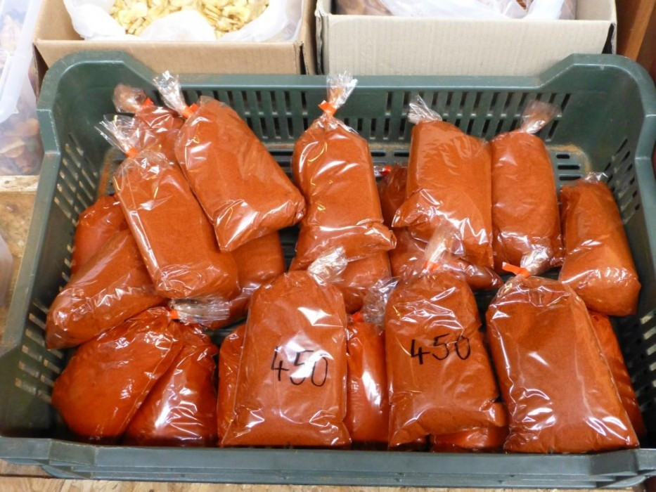 Markt in Mezőkövesd, Paprika gemahlen