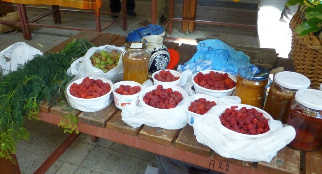 Markt in Mezőkövesd, Himbeeren