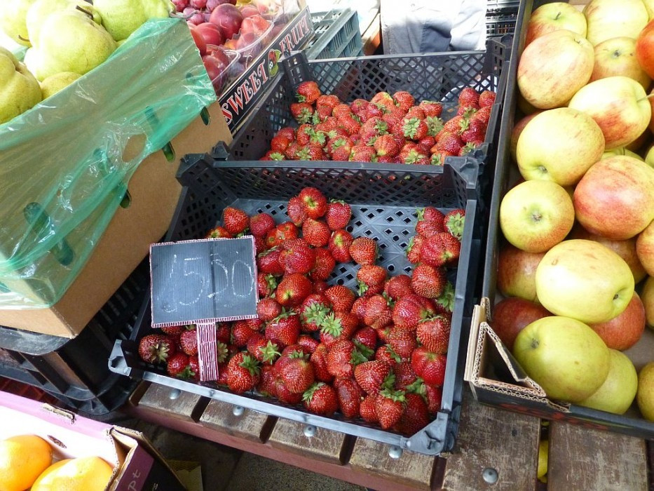 Markt in Mezőkövesd, die letzten Erdbeeren