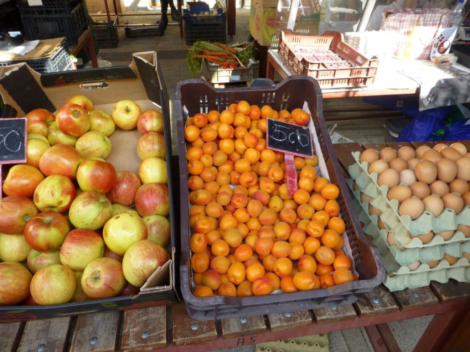 Markt in Mezőkövesd, Äpfel, Aprikosen, Eier