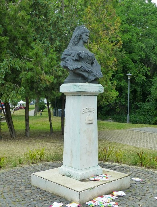 Esztergom, Elisabeth-Denkmal