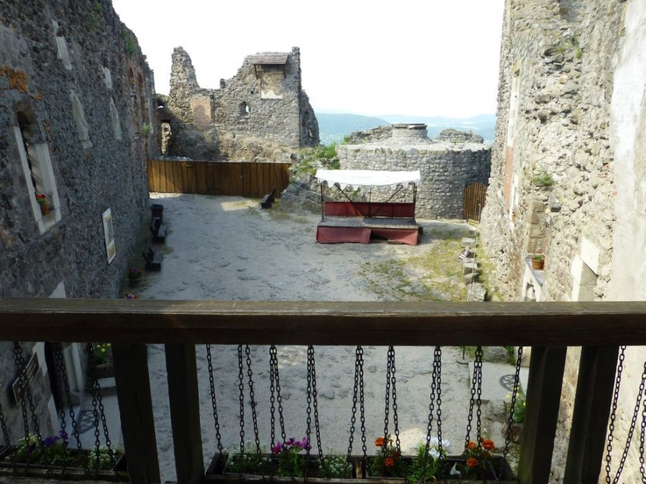 Visegrád, Burg, Burghof vom Torturm aus