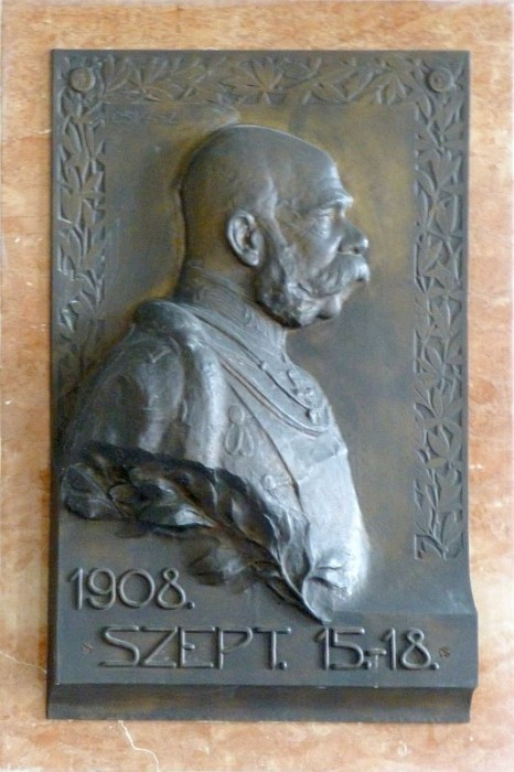 Veszprém, Bischofspalast, Königsrelief