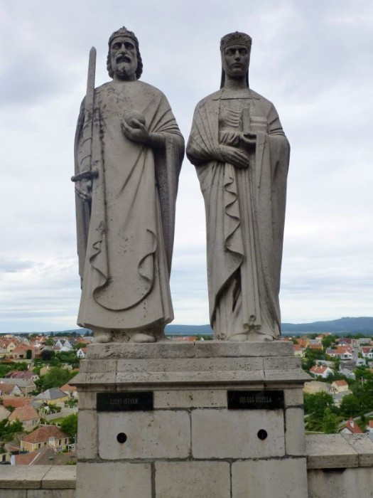 Veszprém, Statuen von István und Gizella
