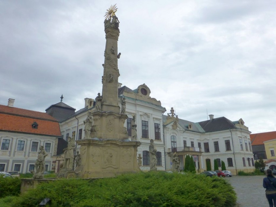 Veszprém, Bischofspalast hinter der Pestsäule