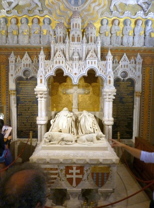 Matthiaskirche, Dreifaltigkeitskapelle, Sarg Béla III. und Agnès de Châtillon