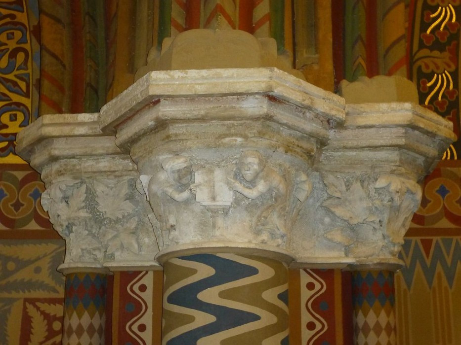 Matthiaskirche, romanisches Kapitell aus dem 13. Jahrhundert