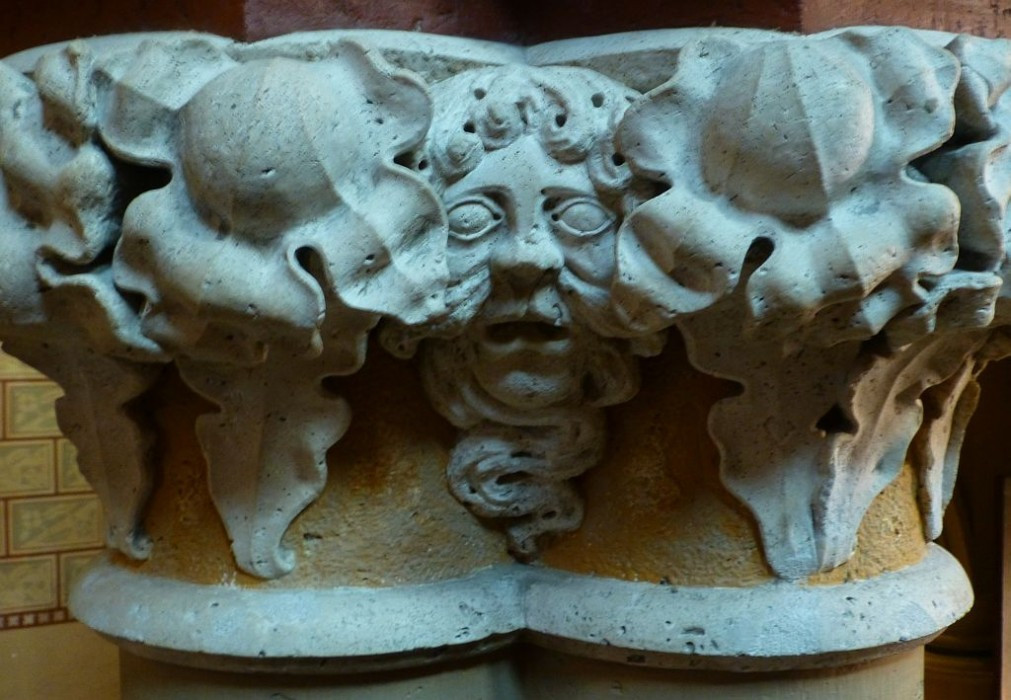 Matthiaskirche, romanisches Kapitell aus dem 13. Jahrhundert