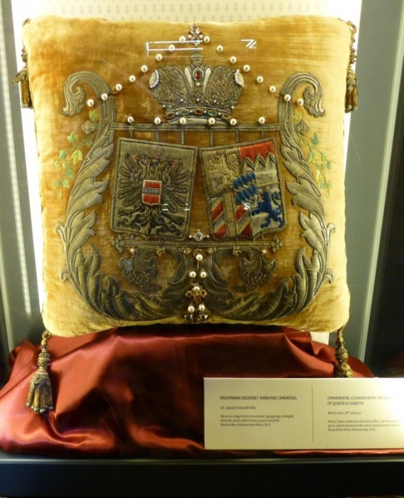 Matthiaskirche, Stefanskapelle, Krönungsaustellung, Prunkkissen mit Wappen