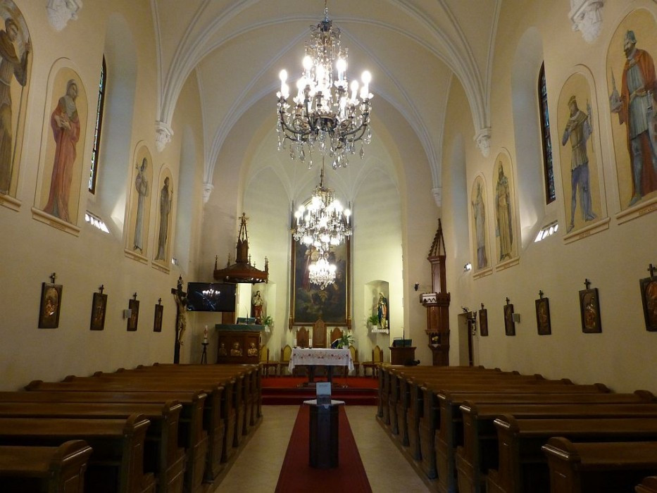 Istenhegyi Szent László Kirche, Blick zum Altar