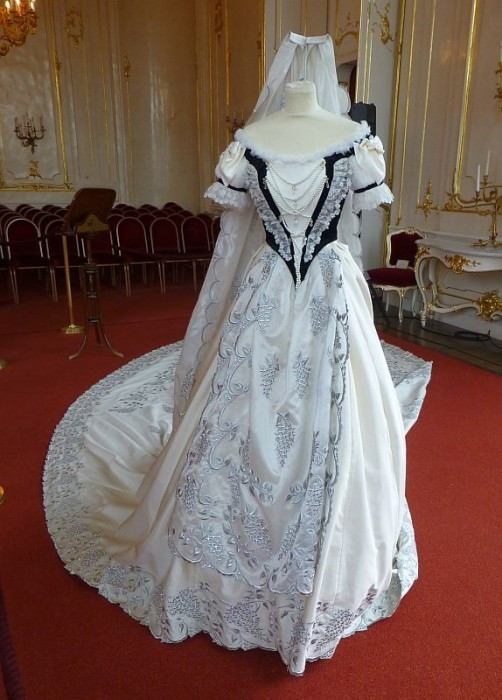 Gödöllő, Schloss, Kopie vom Krönungskleid