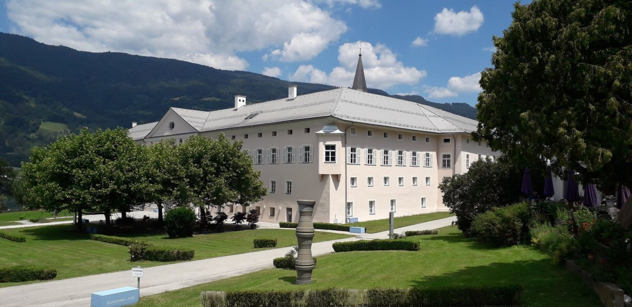 Stift und Kirche