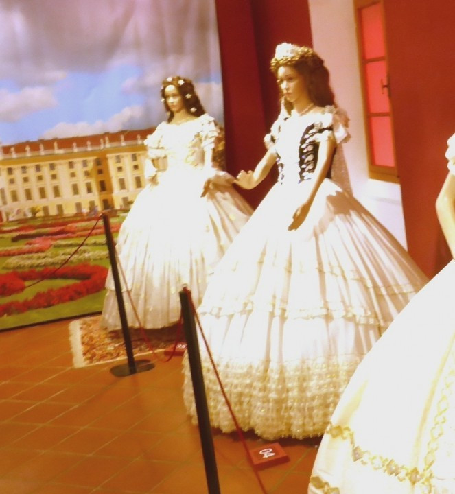 04 Diese Robe Trug sie bei der Krönung zur Königin von Ungarn. Reine Seide.