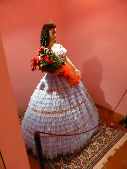 29 Robe aus Film, Verlobungsszene mit roten Rosen