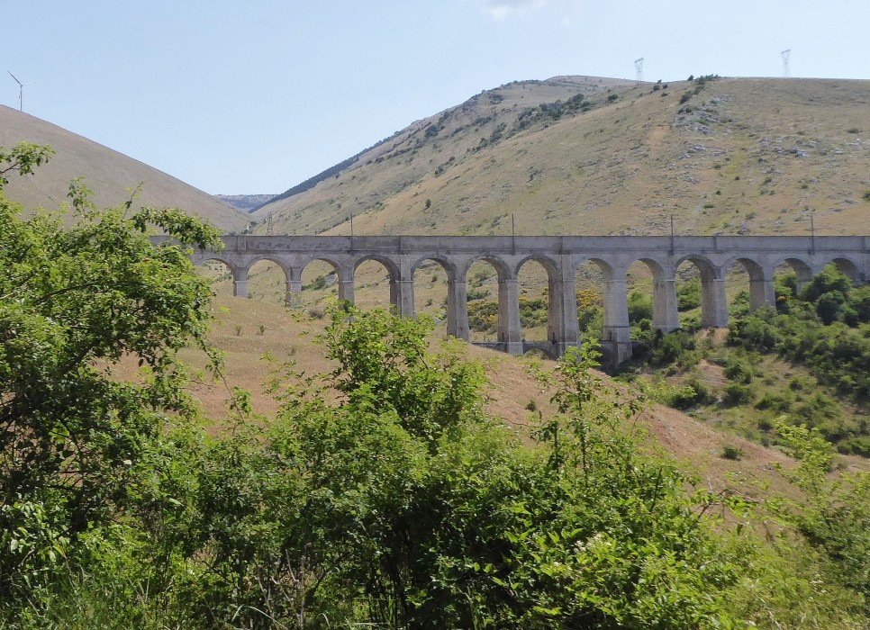 Autobahnbrücke bei Pescano Avezzano.jpgR