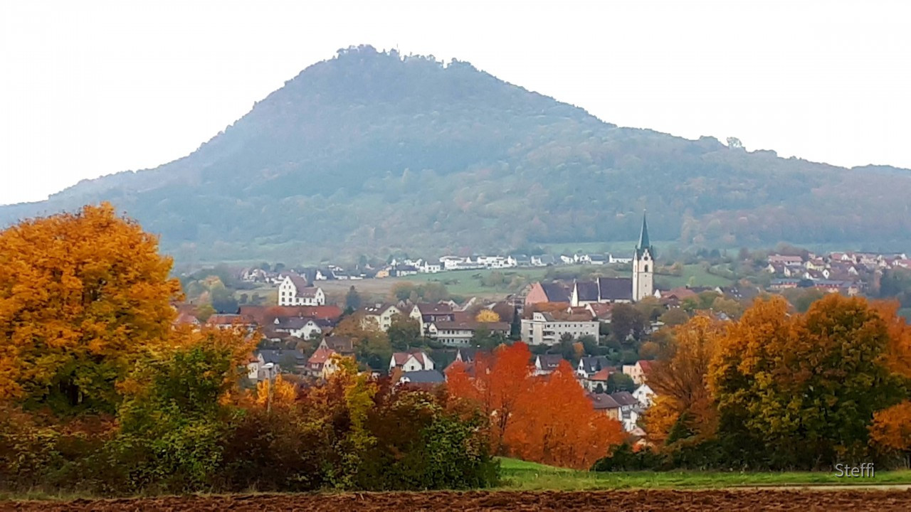 Herbst in Engen im Hegau mit Blick auf den Hohenhewen