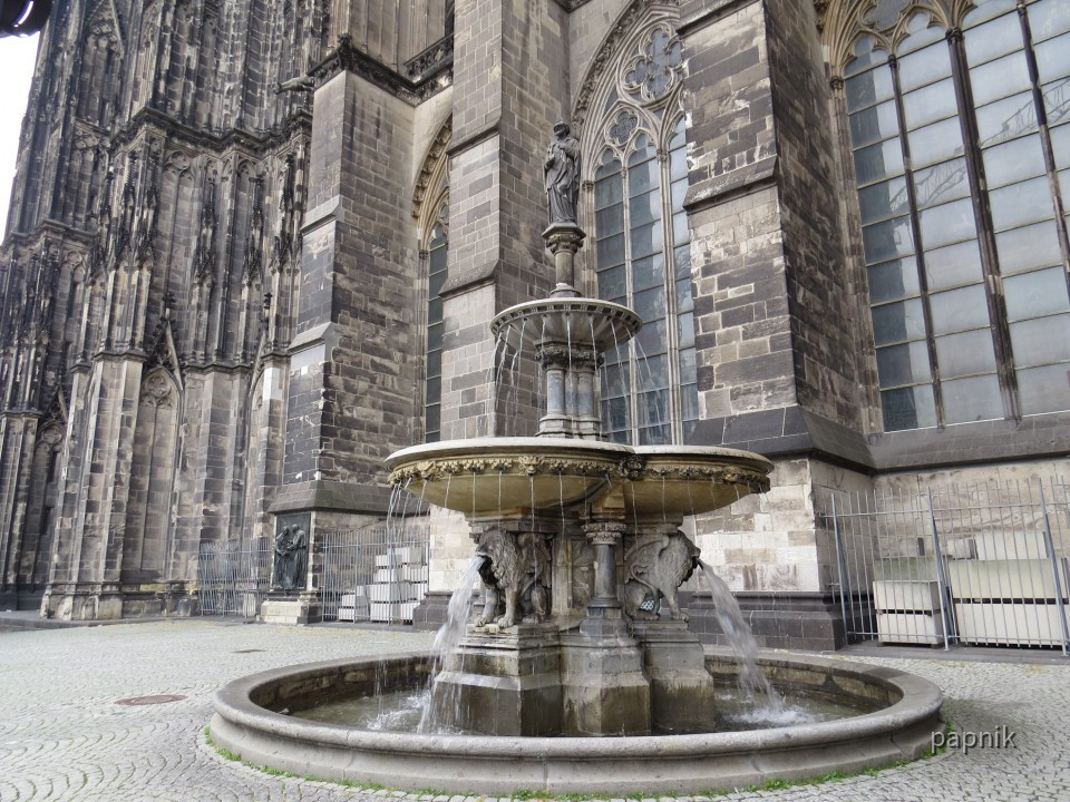 Petrusbrunnen vor dem Kölner Dom