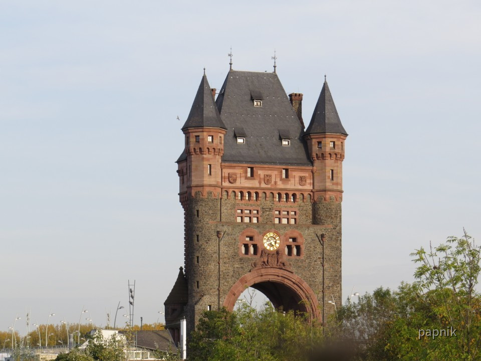 Bibelungenturm auf der Rheinbrücke