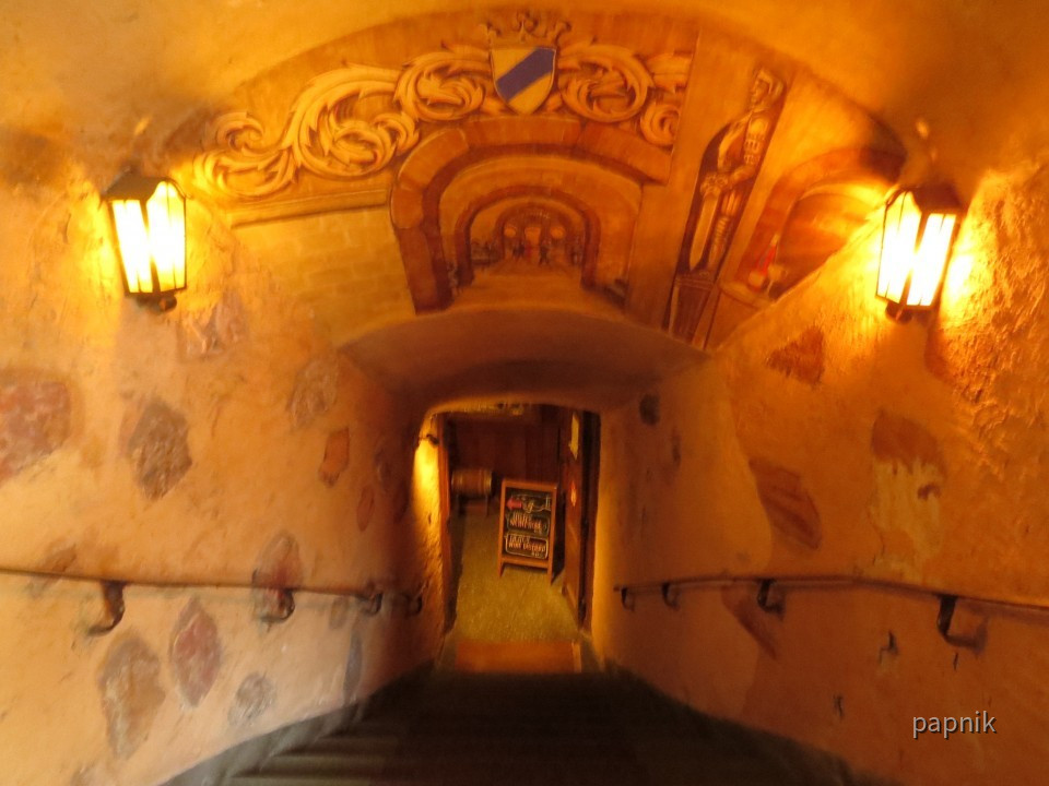 Abgang in den Felsenkeller Rüdesheim