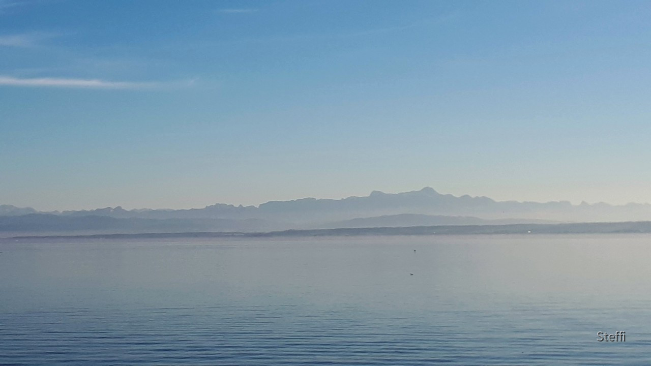 Meersburg Schweizer Berge im Nebel