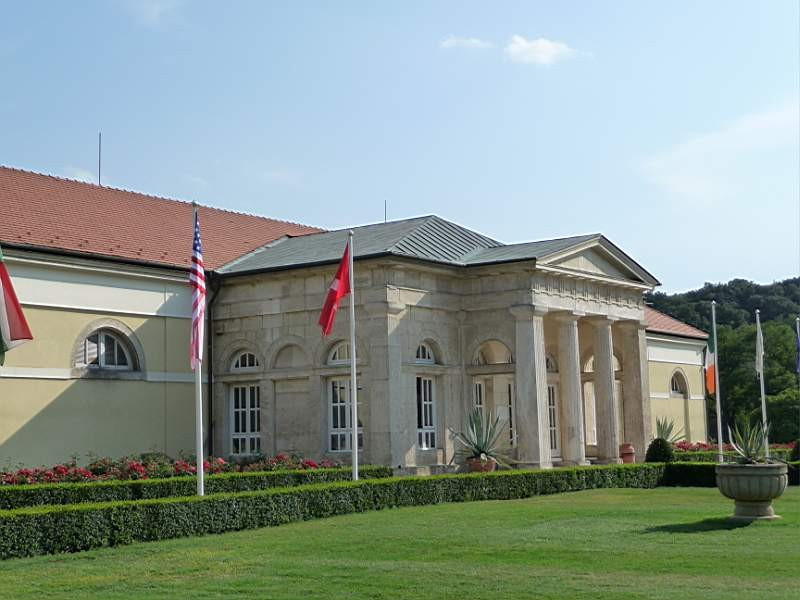 Alcsútdoboz, Kuhpalast