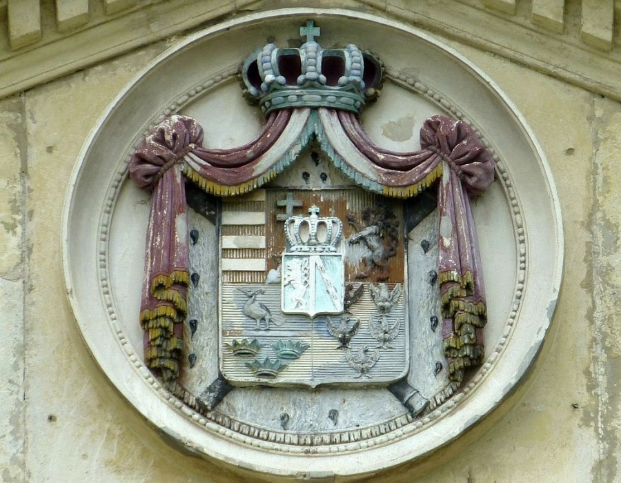 Alcsút, Schloss, Wappen im Tympanon