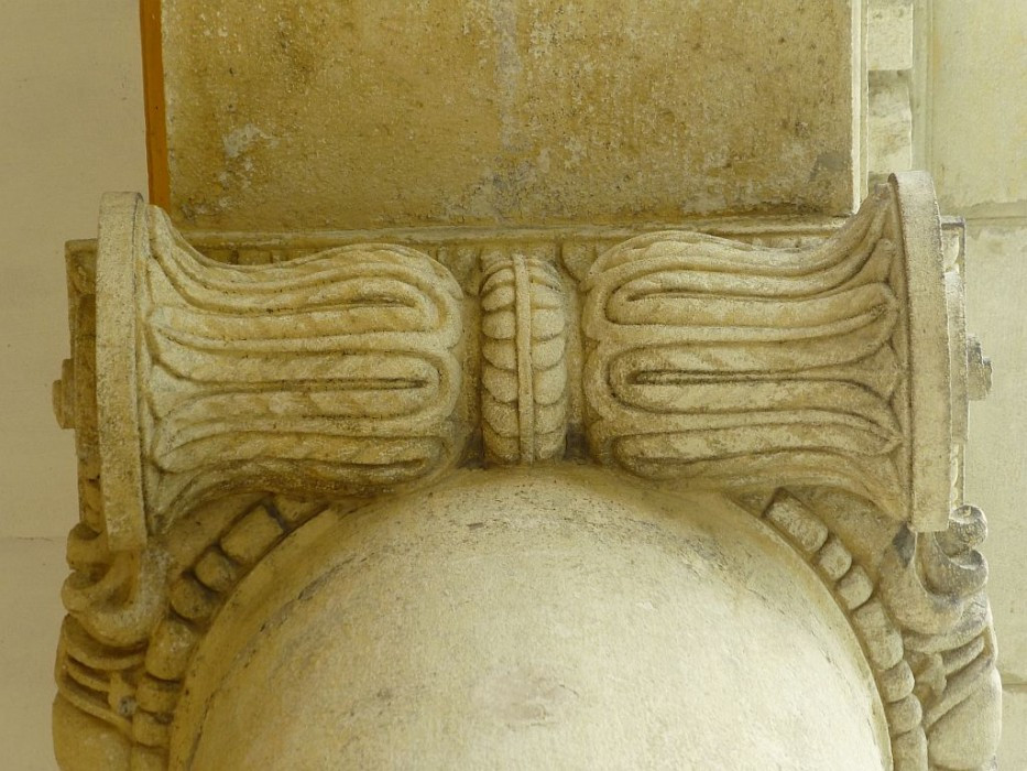 Alcsút, Schloss, Portikus, ionisches Kapitell