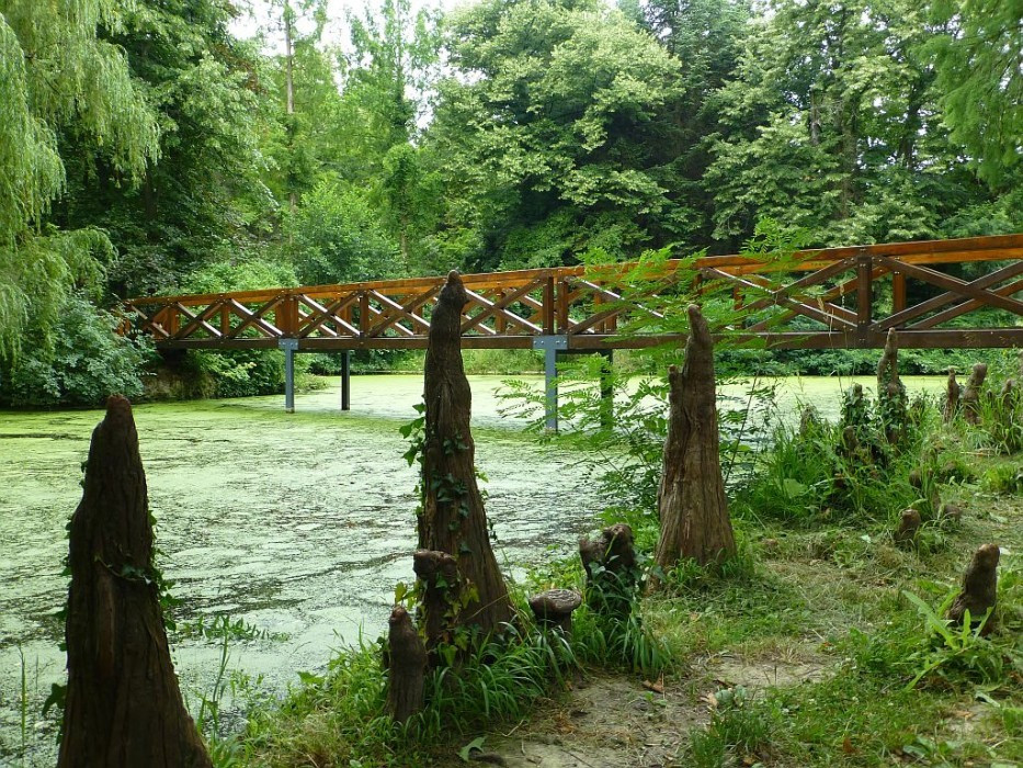 Alcsútdoboz, Arboretum, Brücke zur Grotteninsel