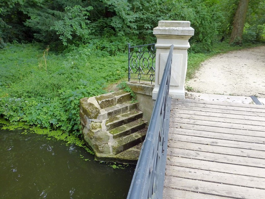 Alcsútdoboz, Arboretum, Steinbrücke mit Treppe