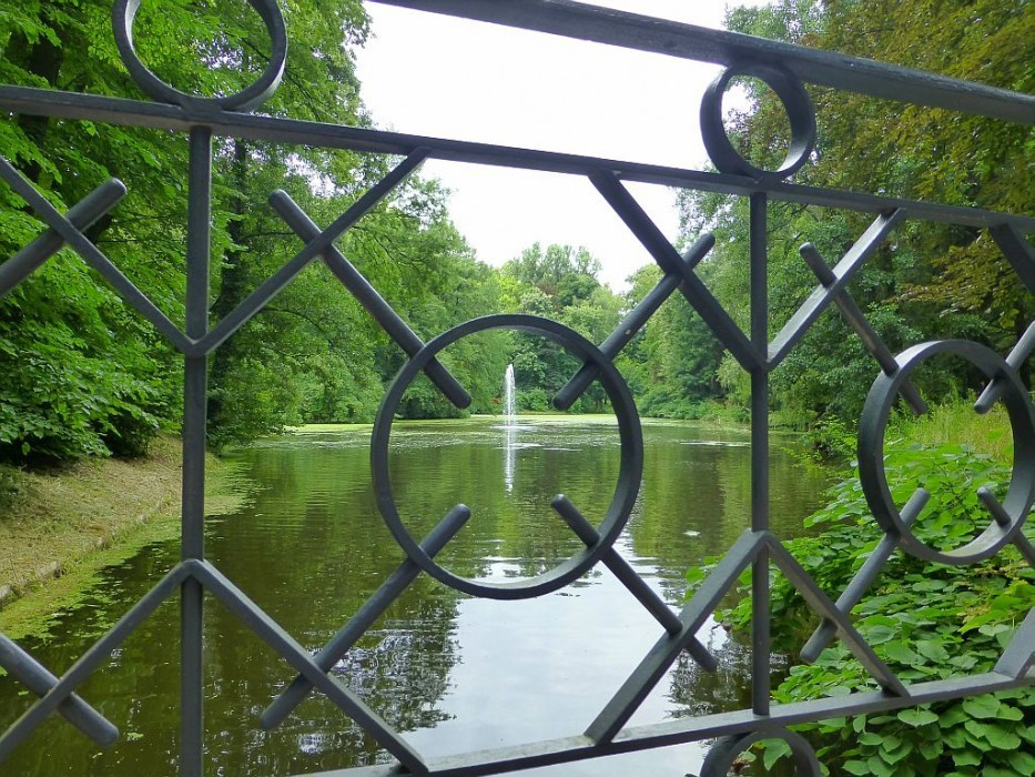 Alcsútdoboz, Arboretum, Föntäne im Brückengeländer