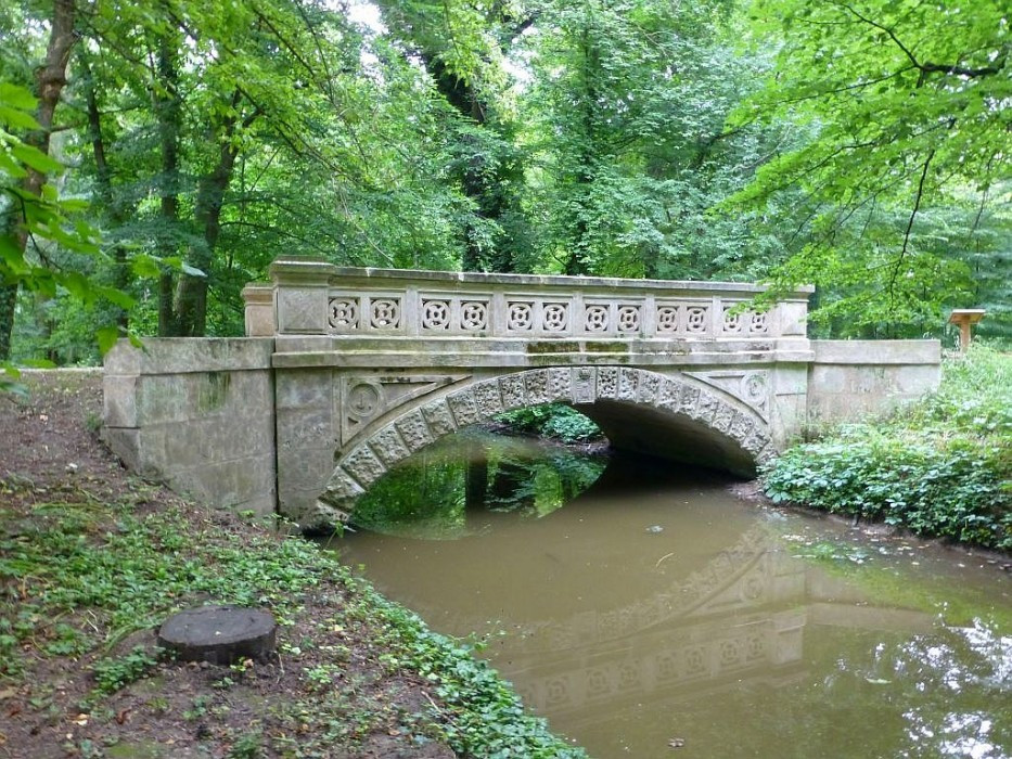 Alcsútdoboz, Arboretum, Wappen- oder Kronenbrücke