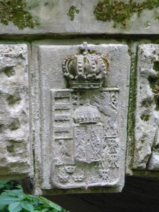 Alcsútdoboz, Arboretum, Wappen- oder Kronenbrücke, Wappen