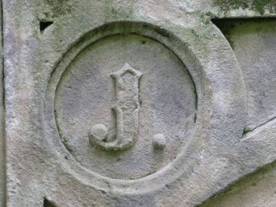 Alcsútdoboz, Arboretum, Wappen- oder Kronenbrücke, J