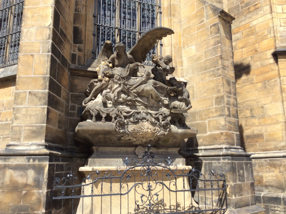 Prag St. Veits Dom < Nepomuk