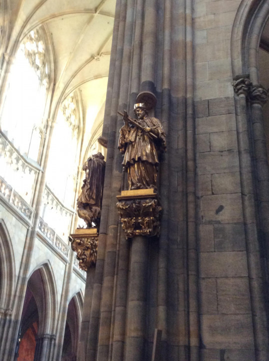 Prag St. Veits Dom < Nepomuk