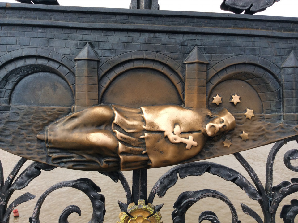 Prag Karlsbrücke < Nepomuk