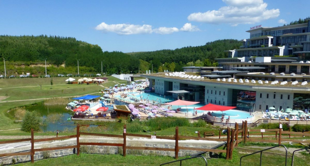 Egerszalók, Thermal- und Erlebnisbad, Fischteich mit Insel
