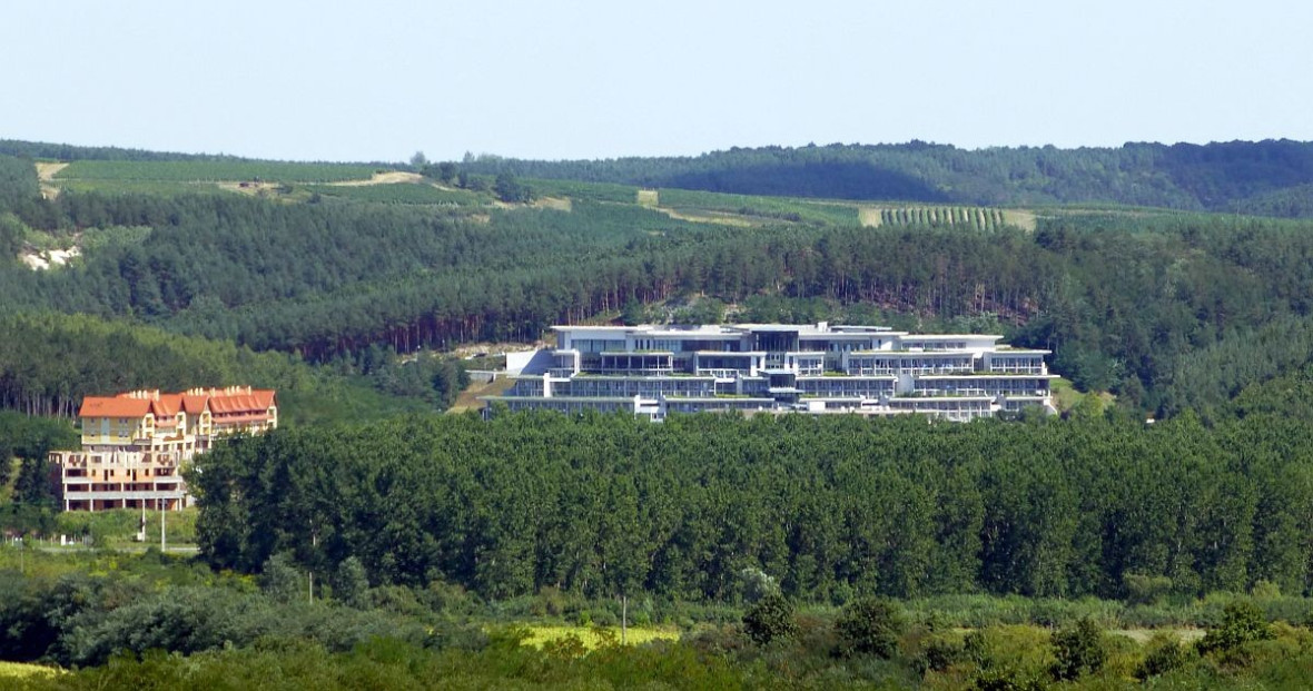 Egerszalók, Thermal- und Erlebnisbad, Lagebild aus der Entfernung