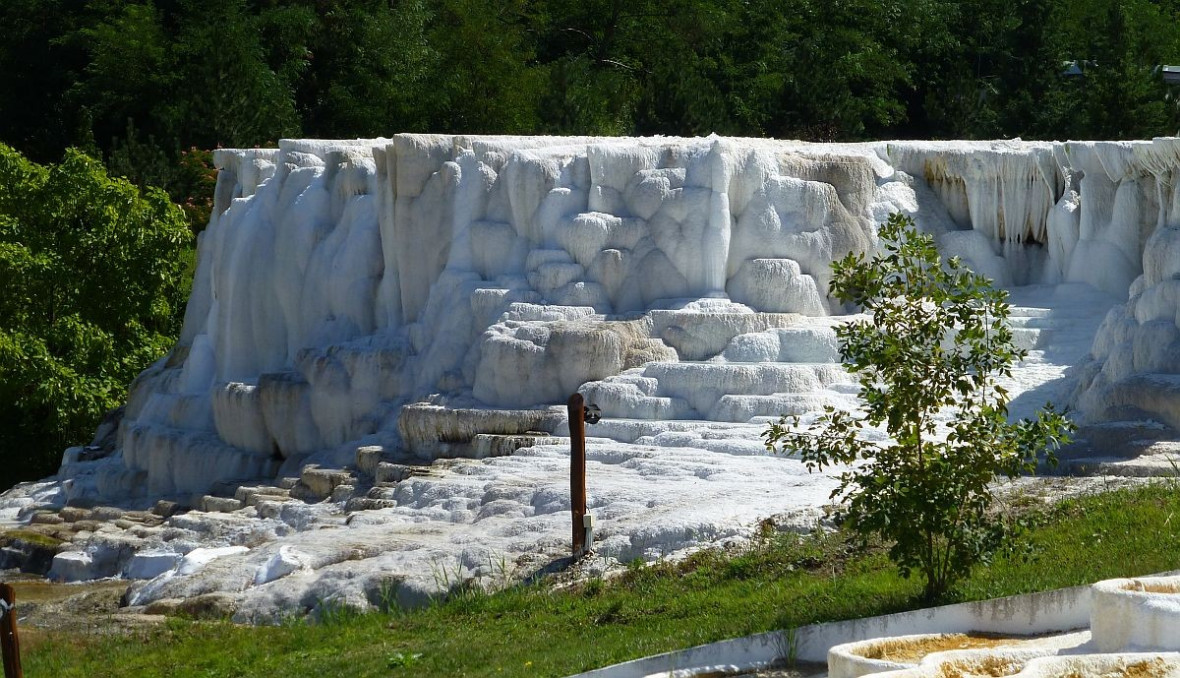 Egerszalók, Thermal- und Erlebnisbad, natürlicher Mineralienhügel
