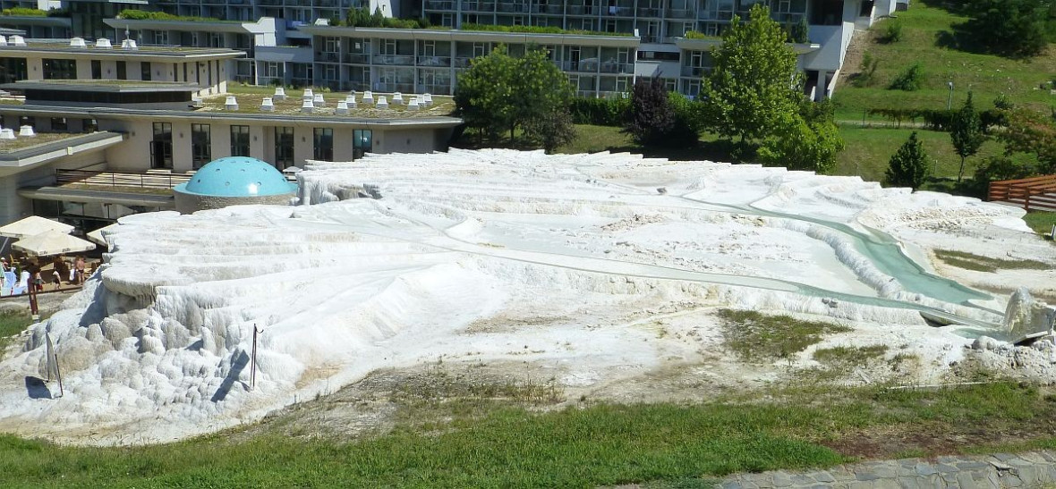 Egerszalók, Thermal- und Erlebnisbad, Blick von oben auf den natürlichen Hügel