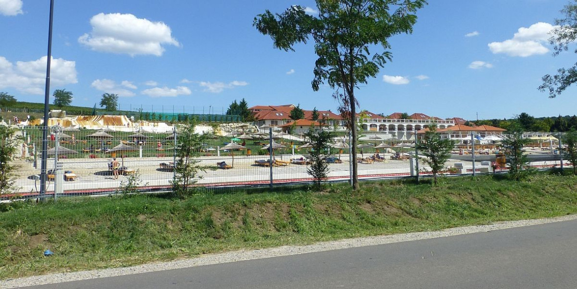 Thermalsee Demjén, Bild von der Straße