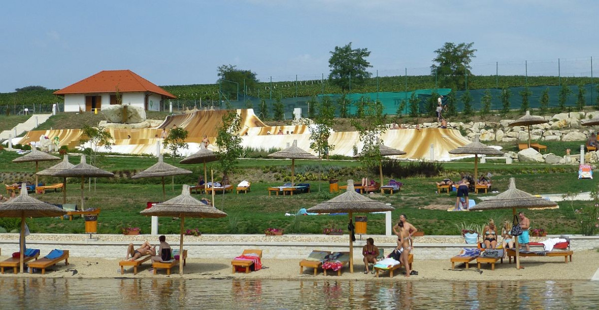 Thermalsee Demjén, Salzhügel