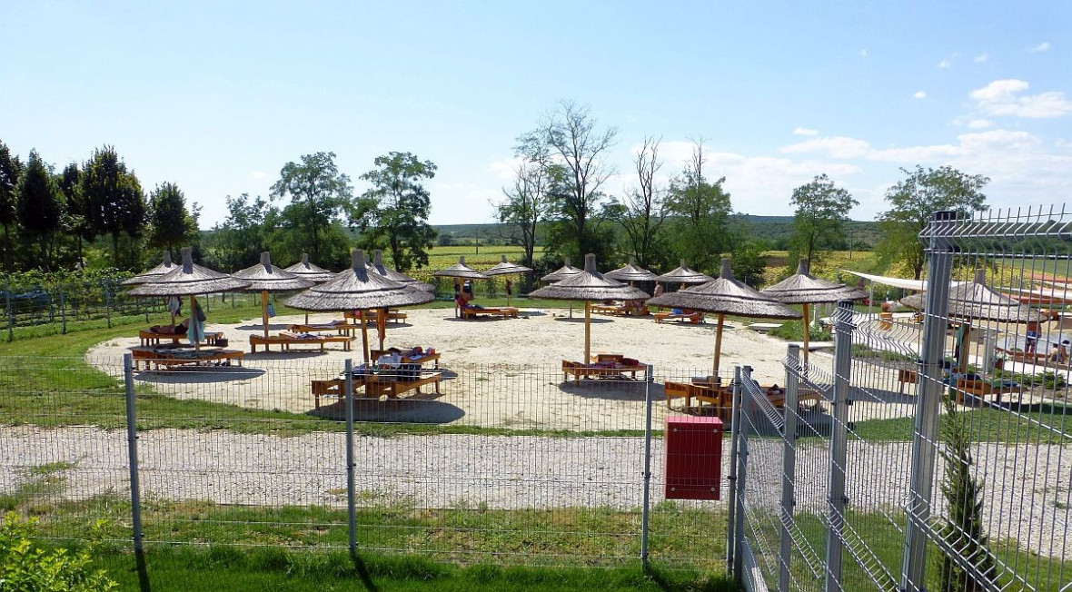 Thermalsee Demjén, Sandplatz